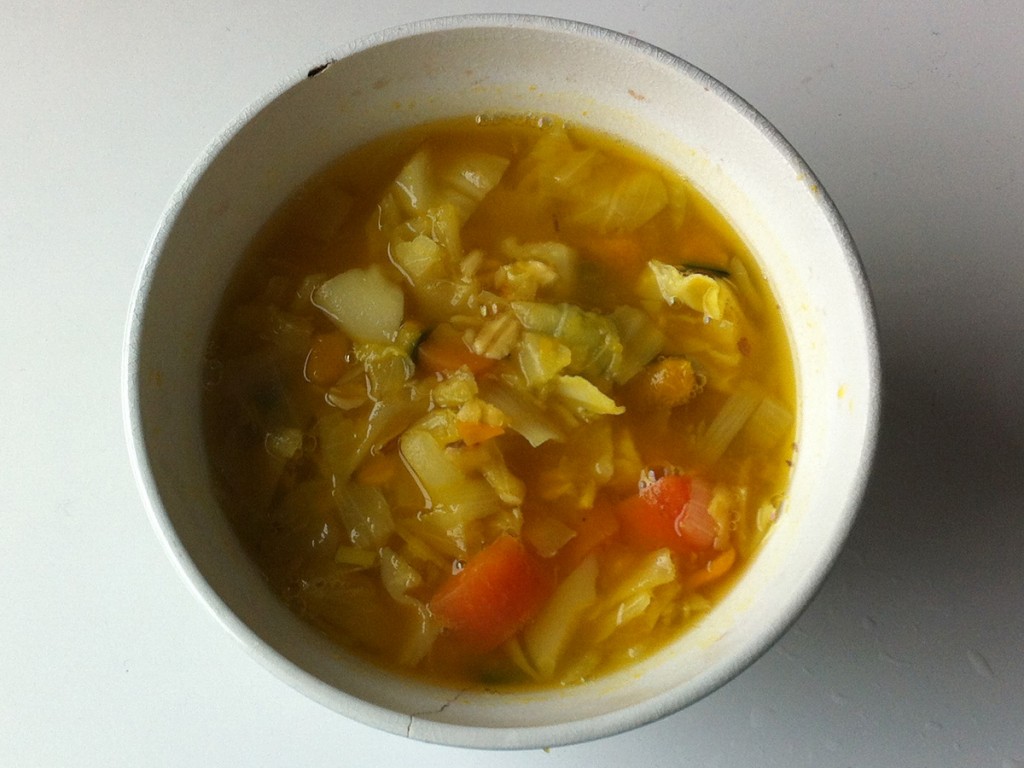 カボチャやキャベツの入ったスープ