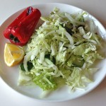 赤ピーマンの蒸し焼きと野菜サラダ